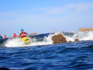 Surf en kayak de mer dans les passes à cailloux.